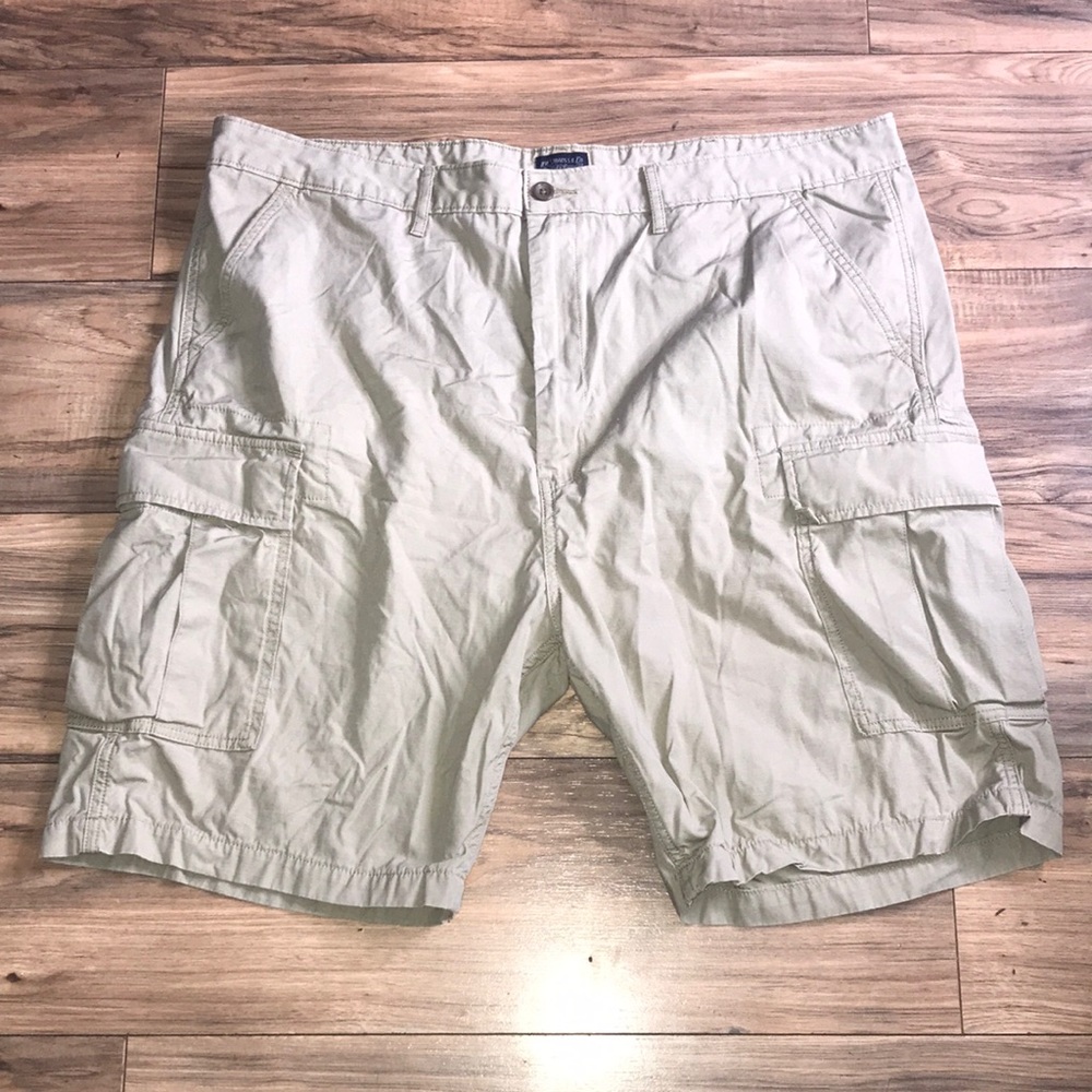 Levi’s cream cargo shorts size 44
